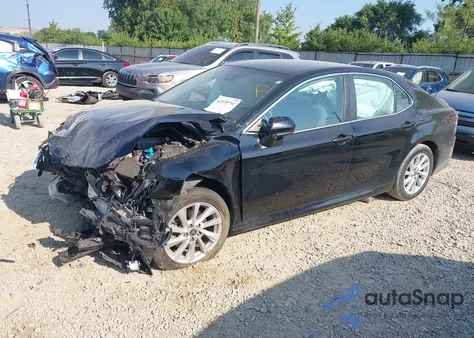 2021 Toyota Camry Le z USA, uszkodzony, nr VIN 4T1C11AK0MU549000